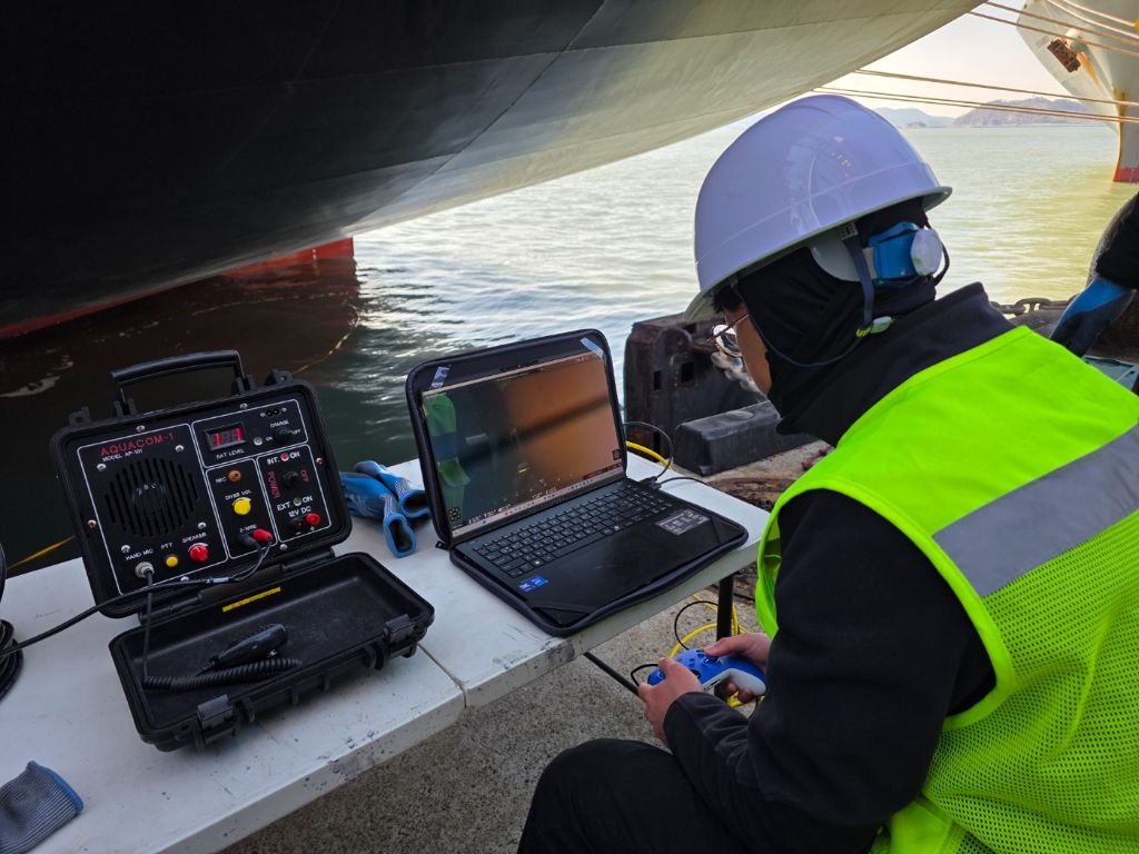 선박 옆 ROV 조종